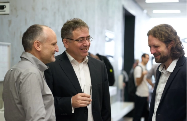 Roman Ježdík a Radek Grodl, zakladatelé ALVAO, se zákazníkem