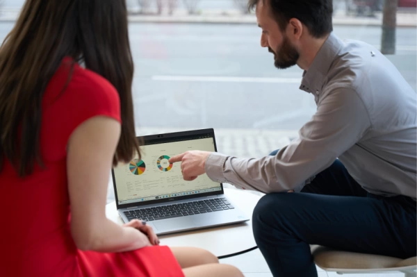 ALVAO consultant with a customer