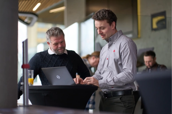 ALVAO consultant with a customer